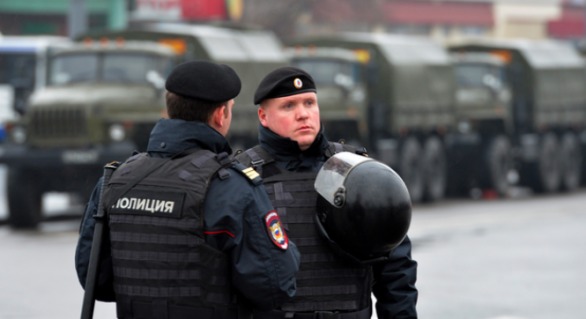 Poliţia din Moscova a evacuat luni aproape 3.000 de persoane din trei staţii de tren, după ce a primit o ameninţare anonimă cu bombă.