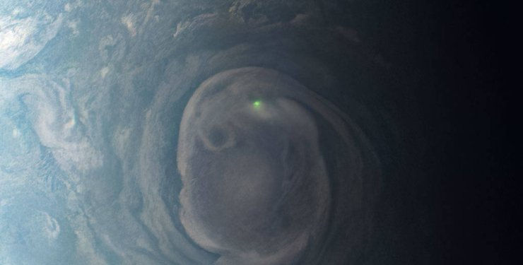 Аппарат NASA сделал снимок инопланетной зеленой вспышки на Юпитере.