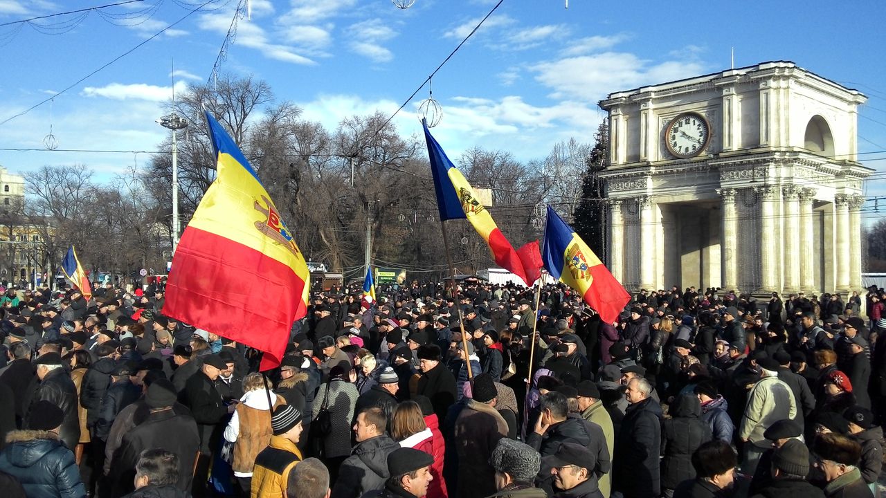 Граждане скандируют: «Долой хунту!», «Досрочные выборы!», «Плахотнюк, не забудь, твой дом – тюрьма!».