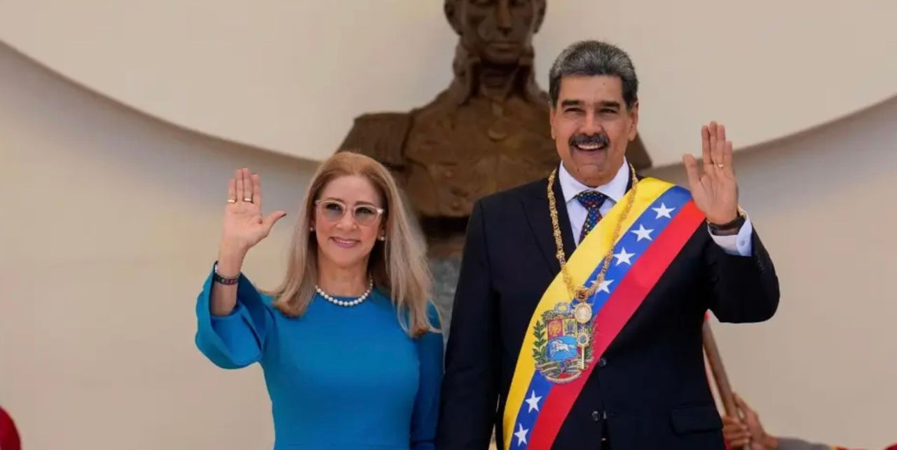 Maduro și soția sa, capturați noaptea în timp ce dormeau.