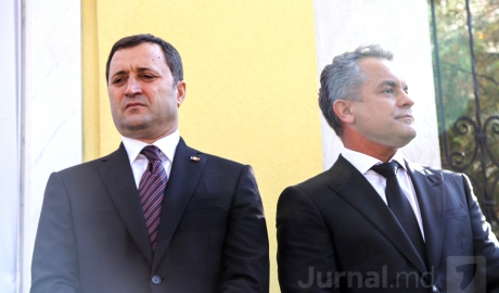 Pe nepusă masă, în capitală a poposit consilierul Angelei Merkel, Christoph Heusgen, care a făcut turul sediilor celor trei partide aşa-zis „proeuropene”.