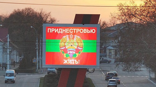При проезде на "красный свет" светофора водителя накажут на 235 рублей ($22). Та же санкция предусмотрена за нарушение указаний дорожных знаков.