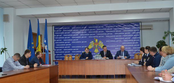 Vitalie Vrabie, a convocat într-o ședință de lucru specialiștii în domeniul vămuirii - brokerii vamali.  Foto: customs.gov.md