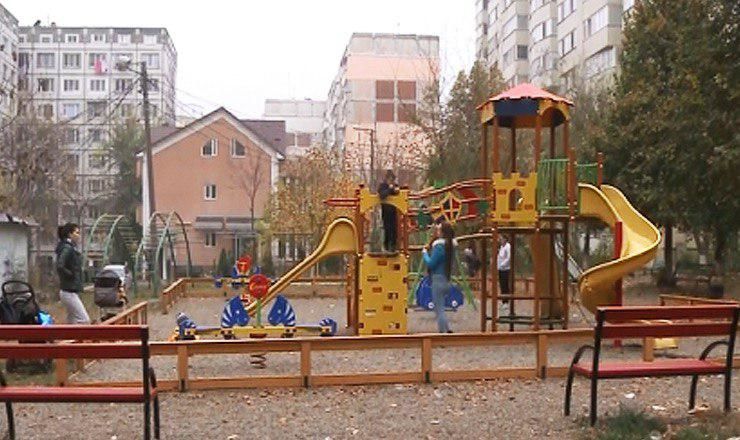 Жители дома на Чеканах жалуются на строительство мусорки во дворе.