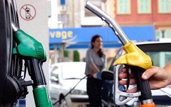 Creşterea puternică a preţurilor petrolului în ultimele două zile, ar putea conduce la scumpirea carburanţilor în Republica Moldova cu 30-50 de bani pentru un litru.