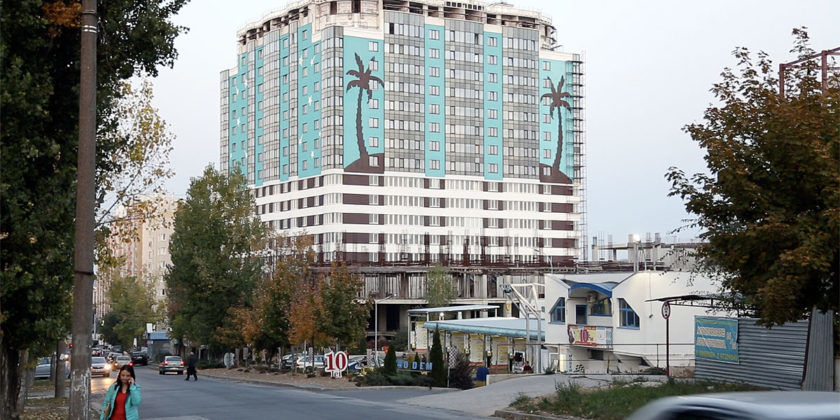 В Кишиневе 7-ой год жильцы ждут сдачи новостроя "Пальмы и звезды".