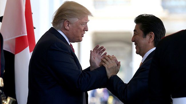 Трамп и Абэ подтвердили намерение сохранить санкции в отношении КНДР. Фото: Reuters