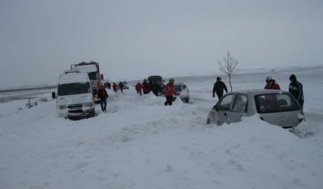 Două autocamioane au rămas împotmolite pe traseul Slobozia-Vulcăneşti. Foto: adevarul.ro