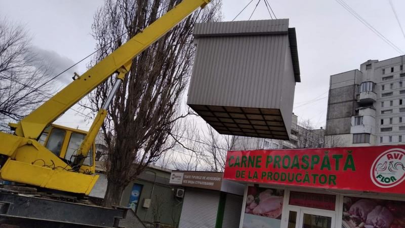 Продолжается вывоз киосков, гаражей и рекламных щитов.