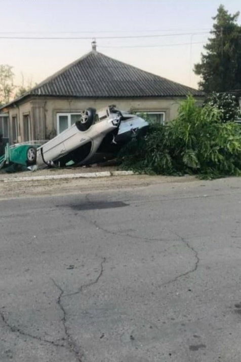 Авария в Вулканештах: Mercedes снес дерево и забор частного дома. Фото: gagauzinfo.md.