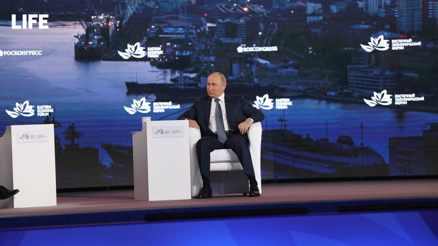 Президент России Владимир Путин рассказал, что у него нет мобильного телефона.