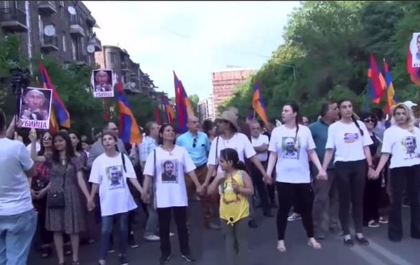 Жители Еревана встретили Лаврова акцией протеста и матерными речевками.