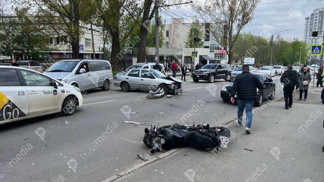 В Кишиневе произошло ДТП: пострадал мотоциклист.