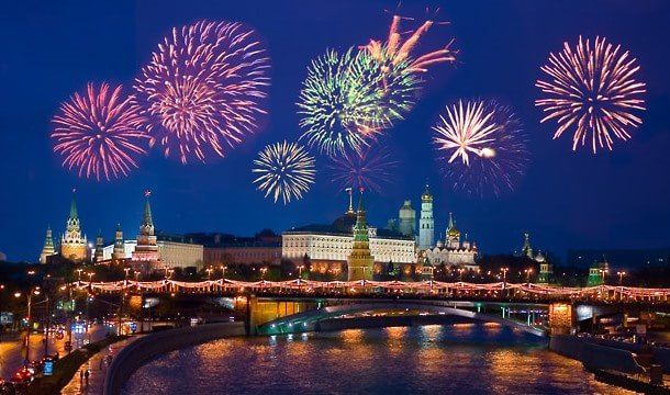 В Москве прошел салют в честь 75-летия освобождения Одессы от фашистов.