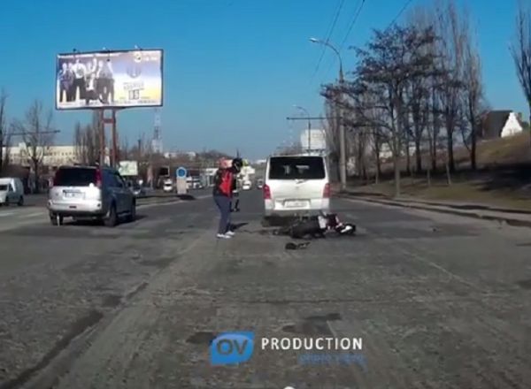 Momentul in care un motociclist a intrat violent intr-un microbuz. Foto: protv.md
