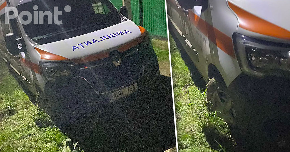 Ambulanță, blocată în noroi la Căușeni: Era la un pas de a se răsturna.