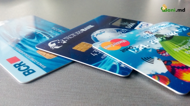 Potrivit datelor, moldovenii folosesc mai mult cardul pentru a-și umple portofelul cu numerar.