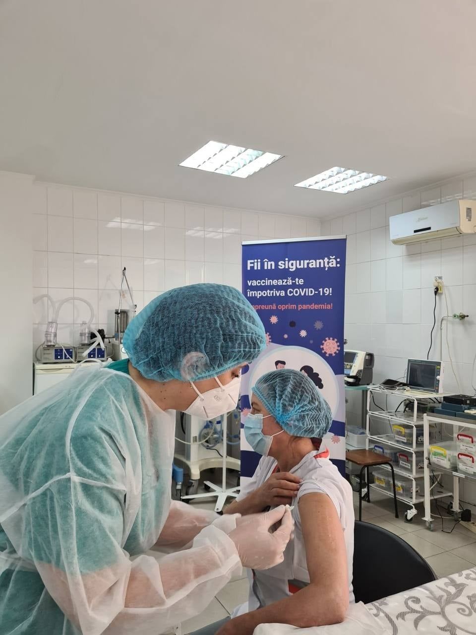 За последние сутки третью дозу вакцины от COVID получили 756 человек.