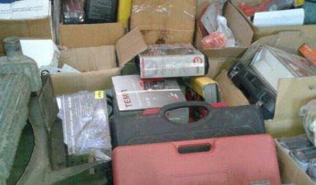 Şoferul, un bărbat în vârstă de 40 de ani, nu a putut prezenta niciun act de provenienţă sau vreo factură de achiziţionare a electrocasnicelor.