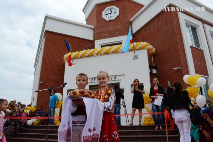 С  2013 года в Авдарме действует программа «Поддержка материнства», финансируемая меценатами села.