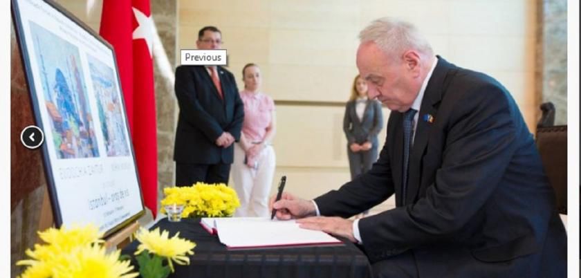 Președintele Timofti a depus flori la Ambasada Turciei. Foto: președinte.md