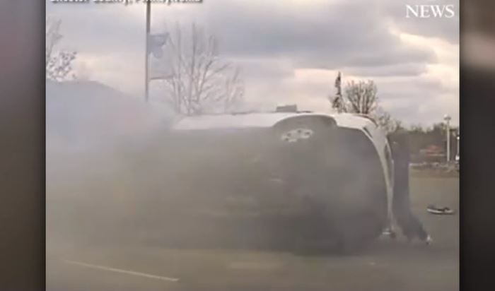 Un şofer, scos prin minune din mașina răsturnată care ardea. Foto: Captură video