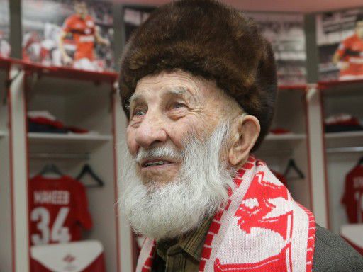 Пенсионер получил известность благодаря поездке на матч чемпионата России между московскими «Спартаком» и «Динамо».