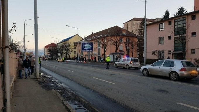 Tânără târâtă de taxi, după ce și-a prins haina în portieră.