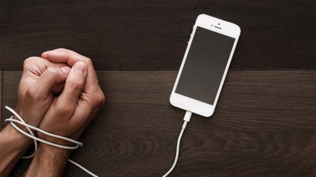 Zilele mondiale fără telefon mobil. Riscul folosirii în exces. Foto: Mobilissimo