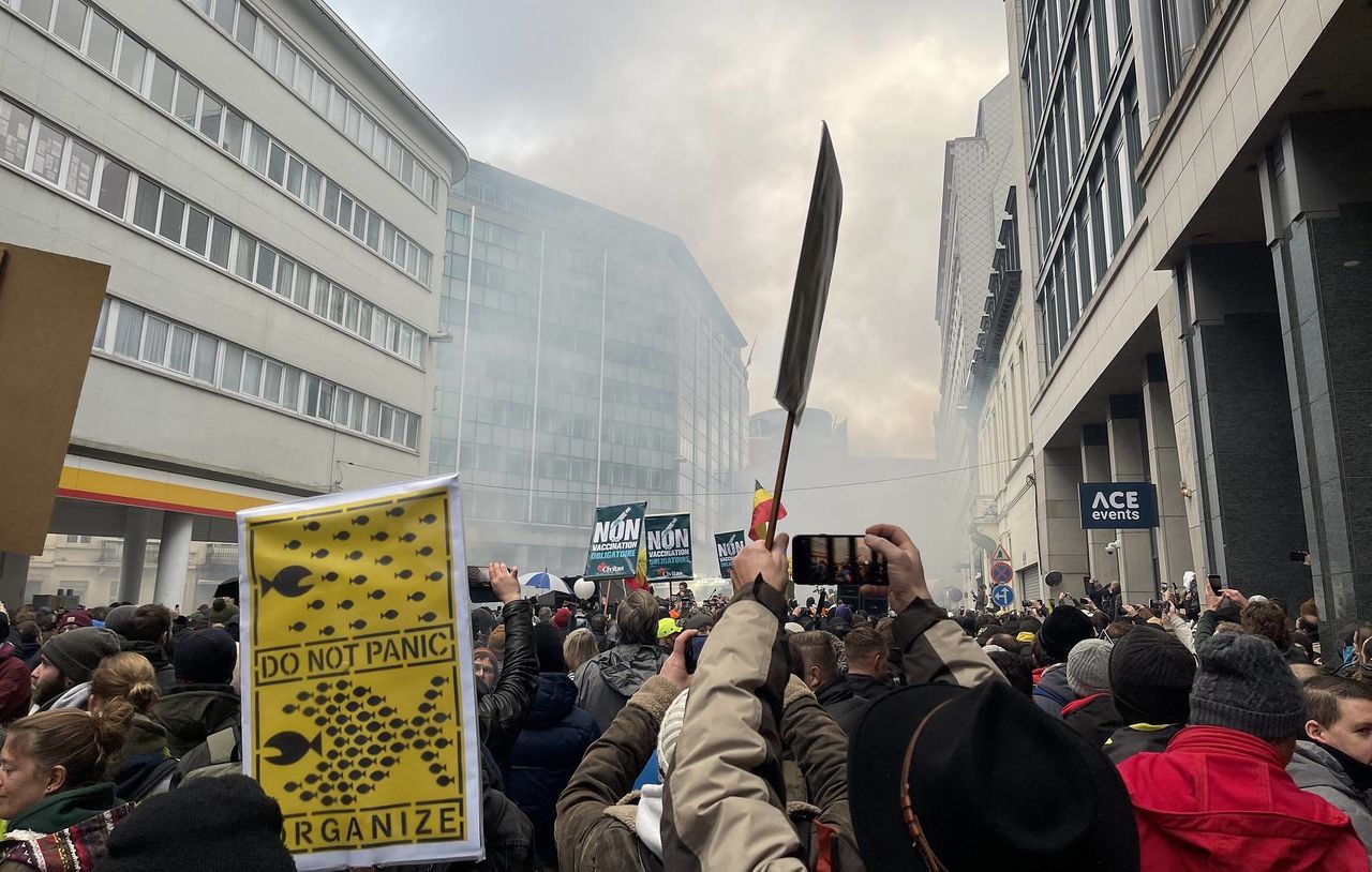 Протестующие устроили столкновения с полицией.
