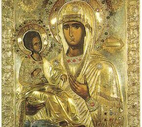 La biserica Sfinta Treime din s. Grătieşti au fost aduse de pe muntele Athos icoana Maicii Domnului „Trihirusa” şi moaştele sfinţilor mucenici Gheorghe şi Dumitru.