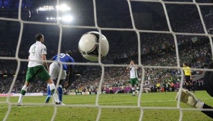 Sistemul nou de arbitraj implimentat de UEFA, cu 5 arbitri la un meci, se pare că dă roade