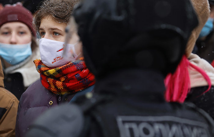 Кремль рассказал о разнице между парадом и протестом в условиях COVID.
