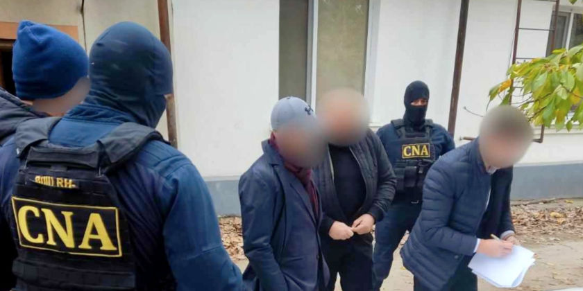 Следователь из Кишинева задержан с поличным за взятку в 2000 евро.