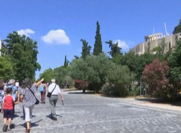 In timp ce Grecia o duce din ce in ce mai rau, moldovenii care s-au odihnt acolo spun ca nu i-a deranjat nimic. Foto: protv.md