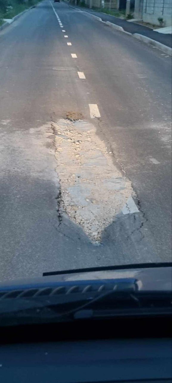 В городе Ватра провалилась часть свежеуложенного асфальтового покрытия.