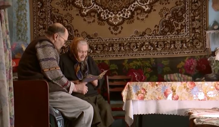 Бывшая учительница на пенсию воспитывает внучку после смерти дочери.