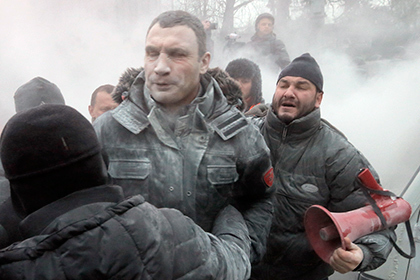 В воскресенье во время стычки Кличко обрызгали струей из порошкового огнетушителя.