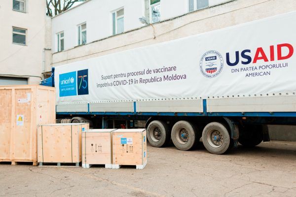 Молдова получила 114 холодильников для хранения вакцин от COVID-19.
