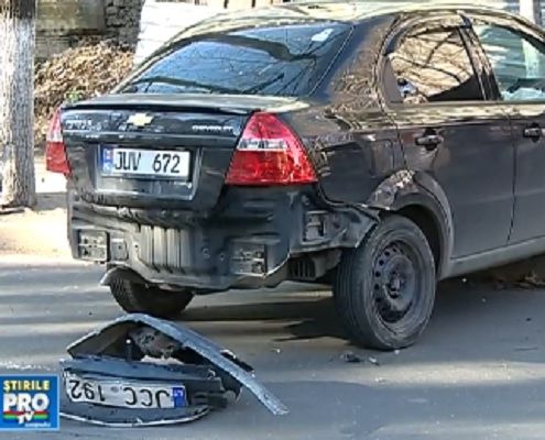 O femeie insarcinata a ajuns cu masina intr-un copac pe strada Banulescu Bodoni. Foto: protv.md