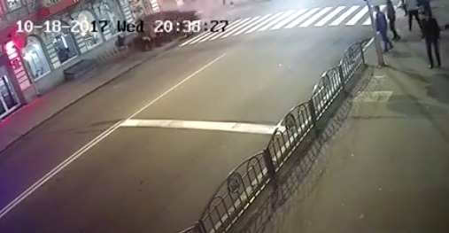 На кадрах иномарка на бешеной скорости залетает на тротуар. 