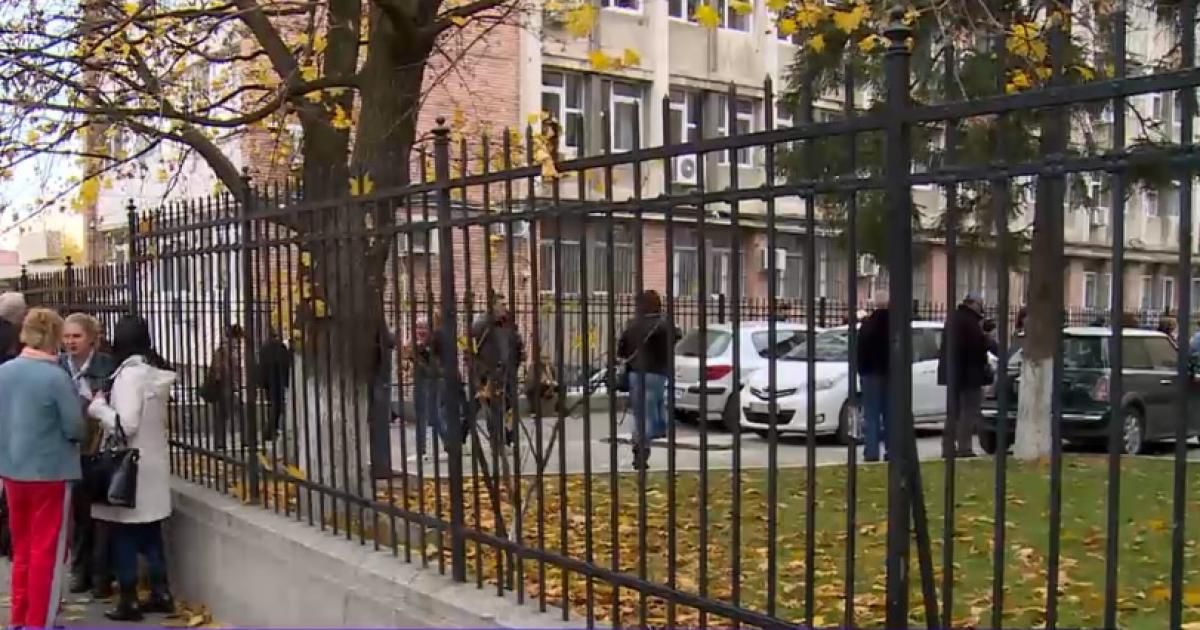 Сотни школ в Бухаресте могут закрыться к концу года.