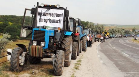 Vineri pe întreg teritoriul R.Moldova vor fi organizate acțiuni de protest ale fermierilor cu scoaterea tehnicii agricole pe acostamentul traseelor rutiere. Foto: realitatea.net