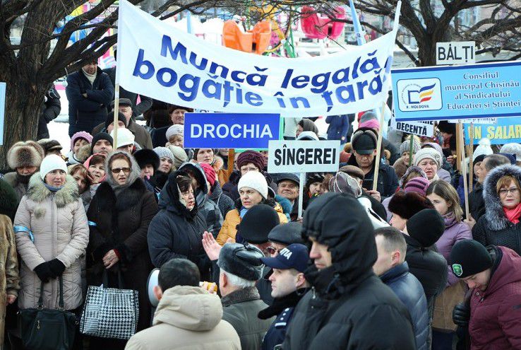 Oamenii vor ieși în stradă astăzi, începând cu ora 14:00 și vor picheta clădirea Parlamentului. Foto: sindicate.md