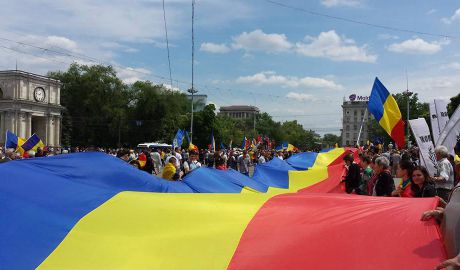Mii de oameni s-au adunat în Piaţa Marii Adunări Naţionale de la Chişinău pentru a cere unirea cu România. Foto: jurnal.md