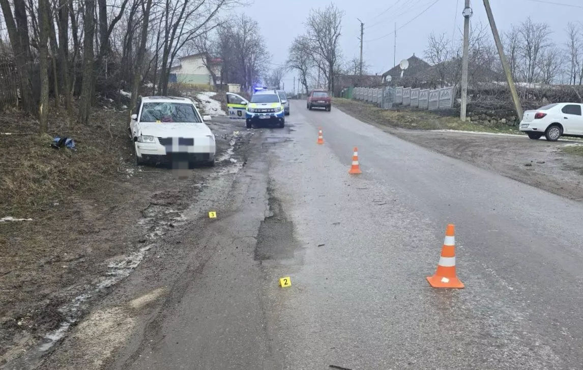 В Окницком районе автомобиль сбил 58-летнюю женщину: пострадавшая в реанимации.