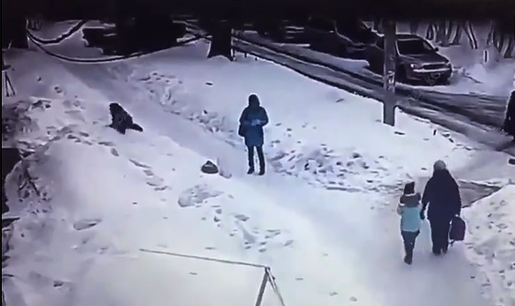 Падение глыбы льда с крыши на ребенка попало на видео.