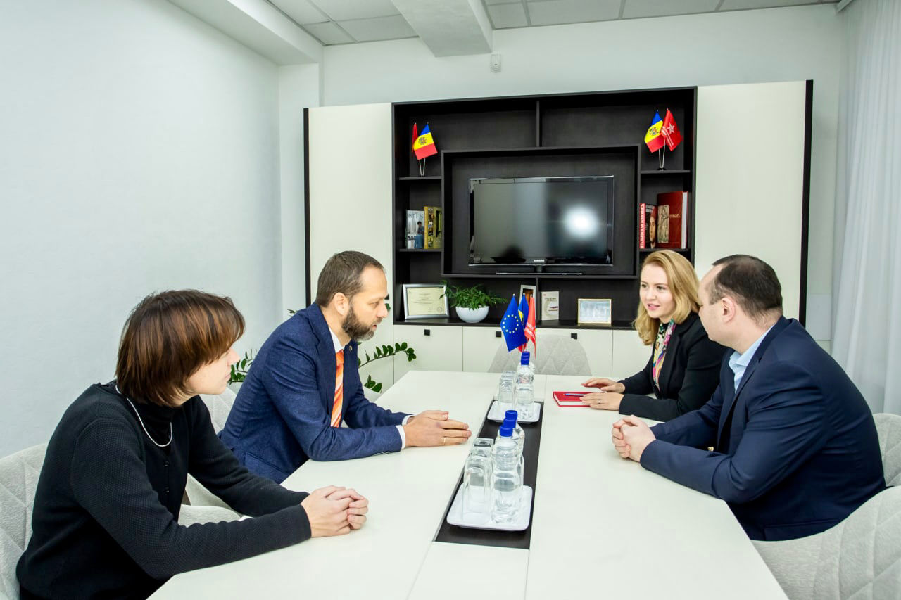 Лидеры ПСРМ провели встречу с послом ЕС в Молдове Янисом Мажейксом.