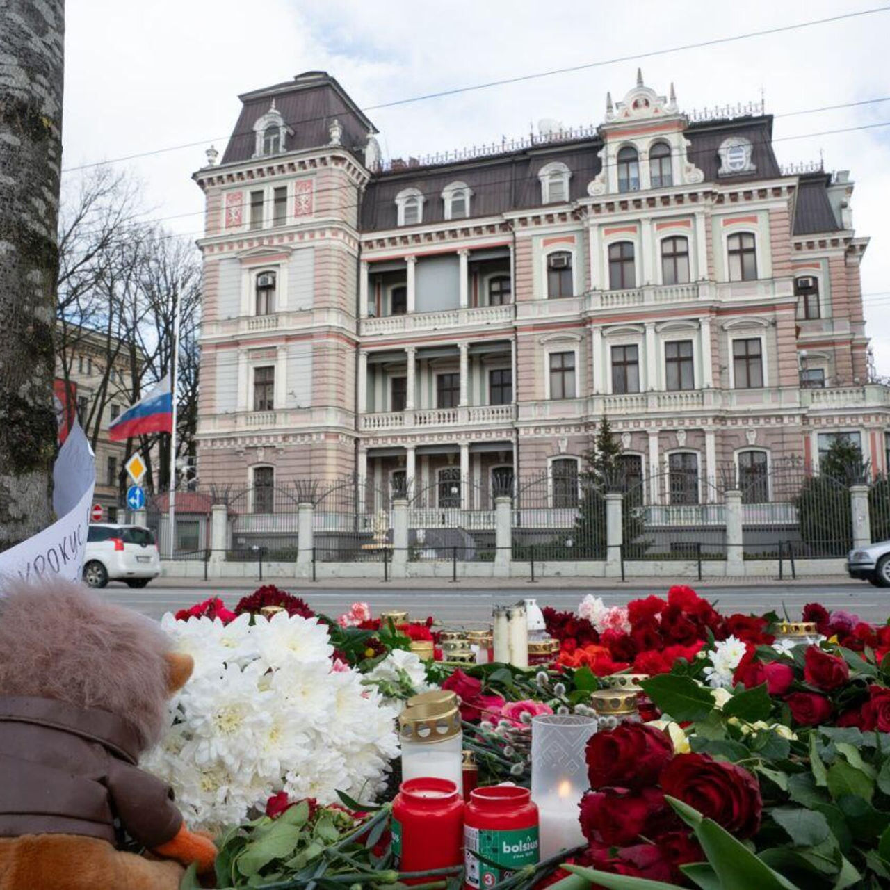 В Латвии полиция не пустила скорбящих с цветами к посольству России.