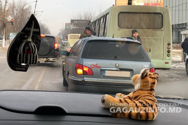 В Комрате столкнулись пассажирский автобус и «легковушка».